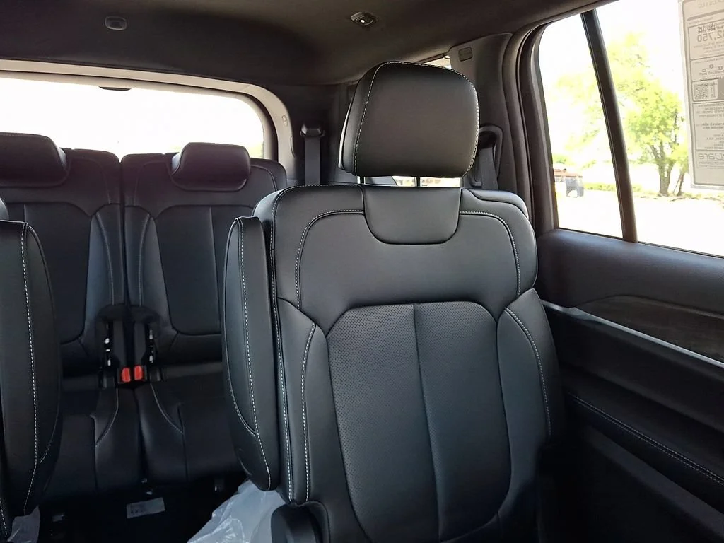 New 2026 Diamond Black Crystal Pearlcoat Jeep Limited image 15