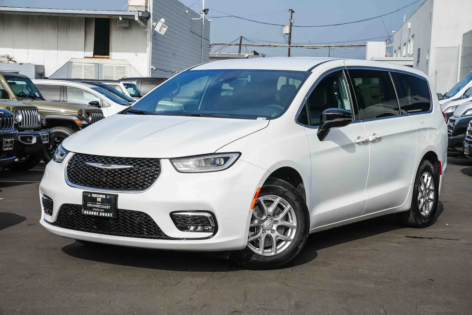 2026 Chrysler Pacifica Select's photo