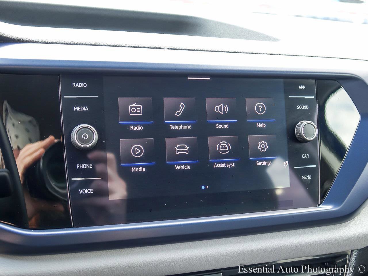 Used 2022 Dusk Blue Metallic Volkswagen SE image 13