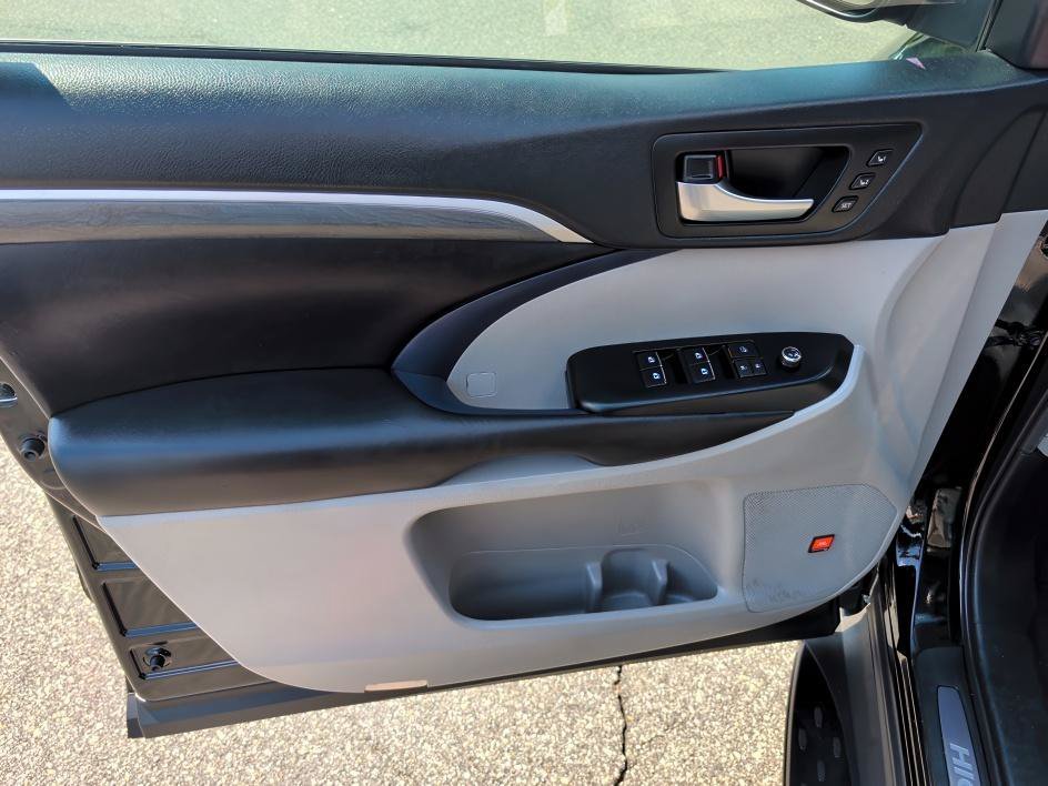 Used 2019 Midnight Black Metallic Toyota Limited image 16