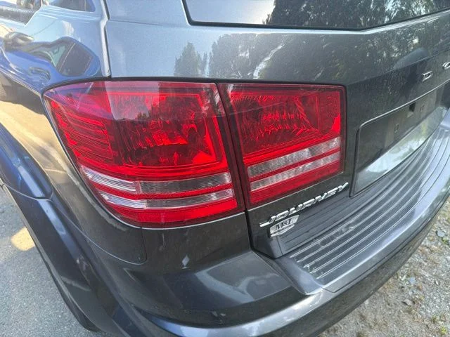 Used 2018 Gray Dodge SE image 10