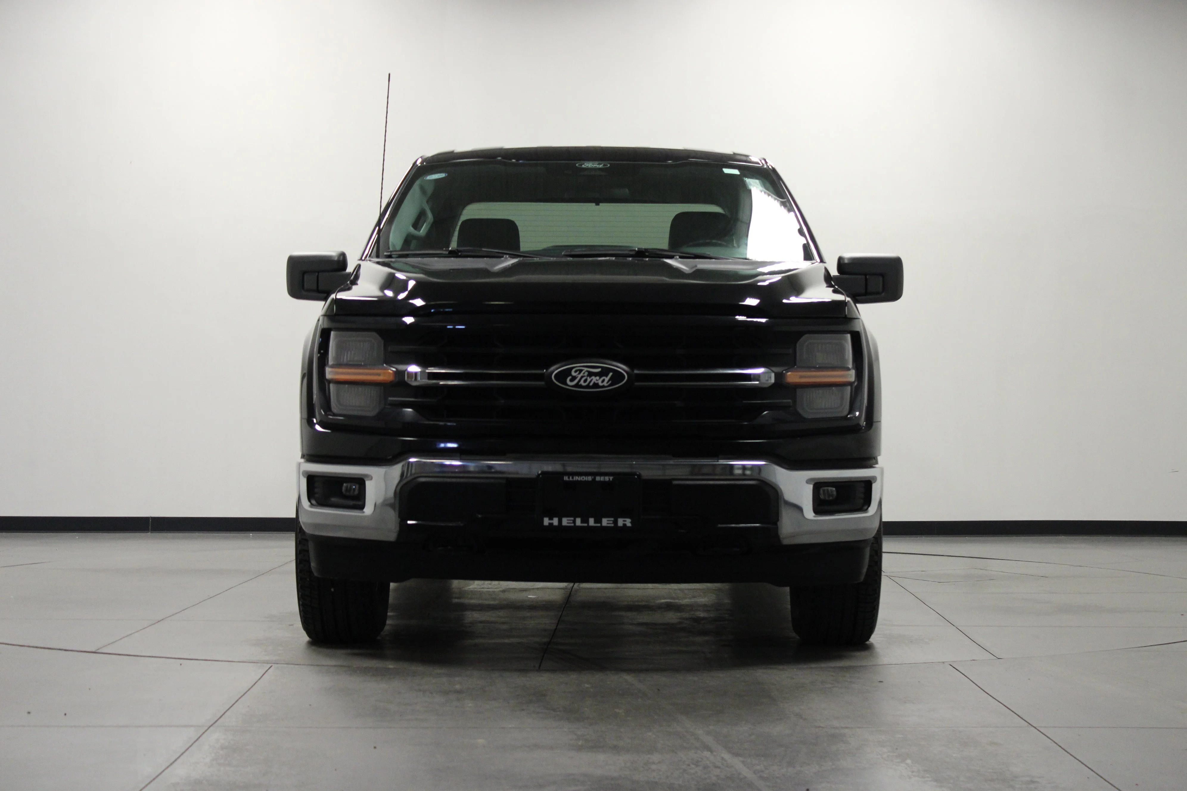 Used 2025 Agate Black Metallic Ford XLT image 9