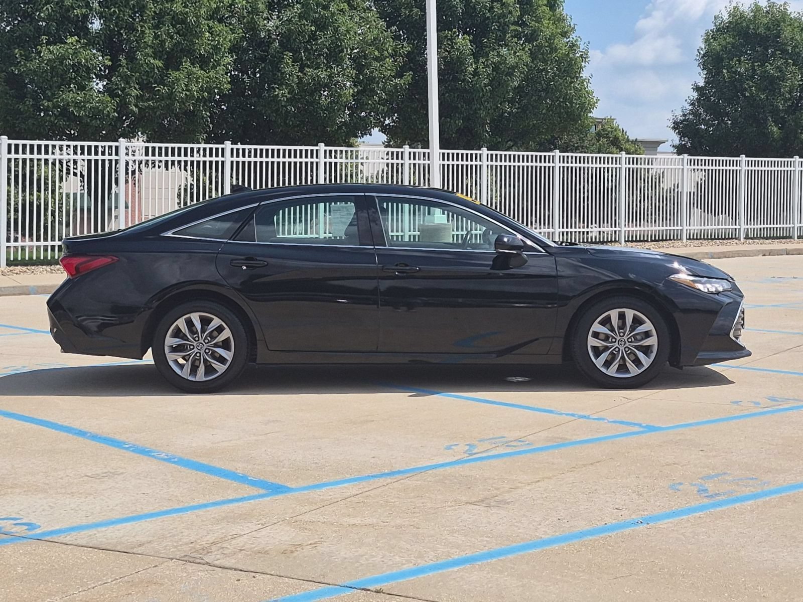 Used 2019 Midnight Black Metallic Toyota XLE image 5