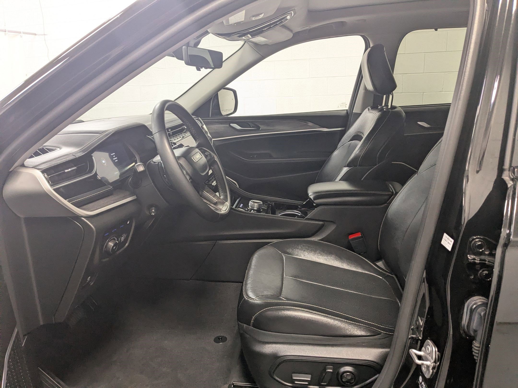 Used 2022 Diamond Black Crystal Pearlcoat Jeep 4xe image 19
