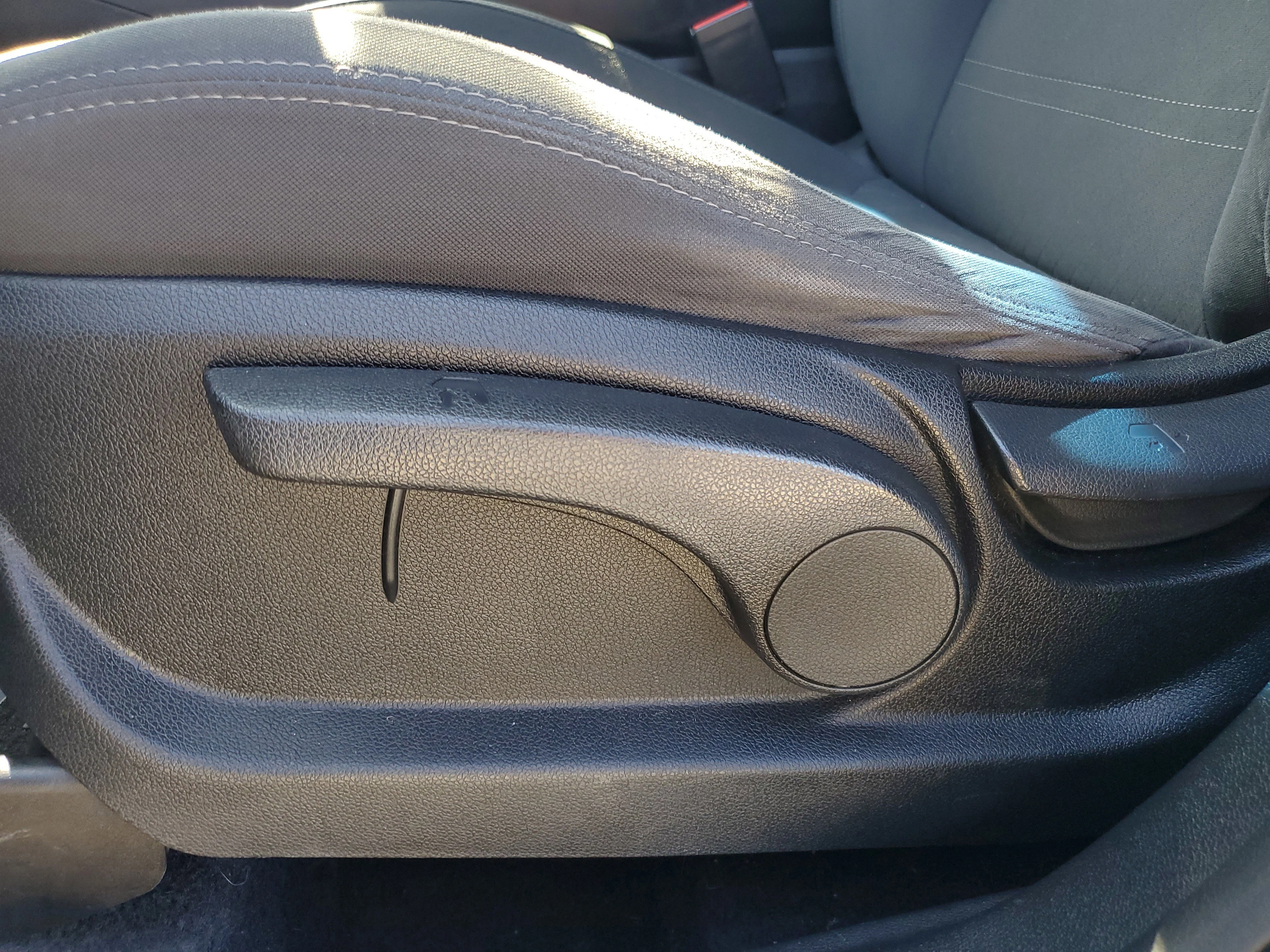 Used 2018 Snow White Pearl Kia LX V6 image 19