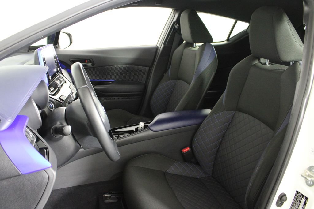 Used 2021 White Toyota XLE image 19