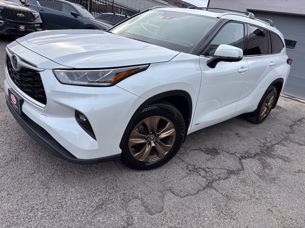 Used 2022 Beige Toyota Bronze Edition image 1