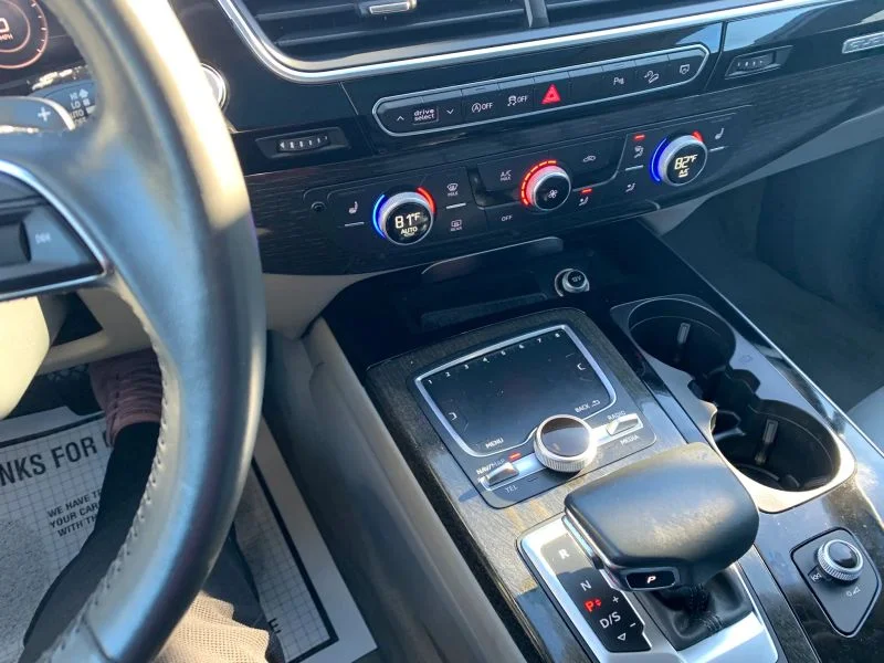 Used 2019 White Audi 55 TFSI Premium Plus Sport Utility 4D image 32