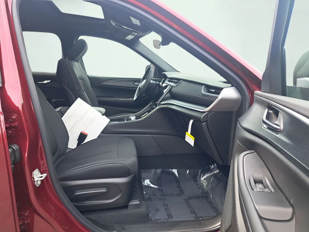 New 2026 Velvet Red Pearl-Coat Exterior Paint Jeep Laredo image 16