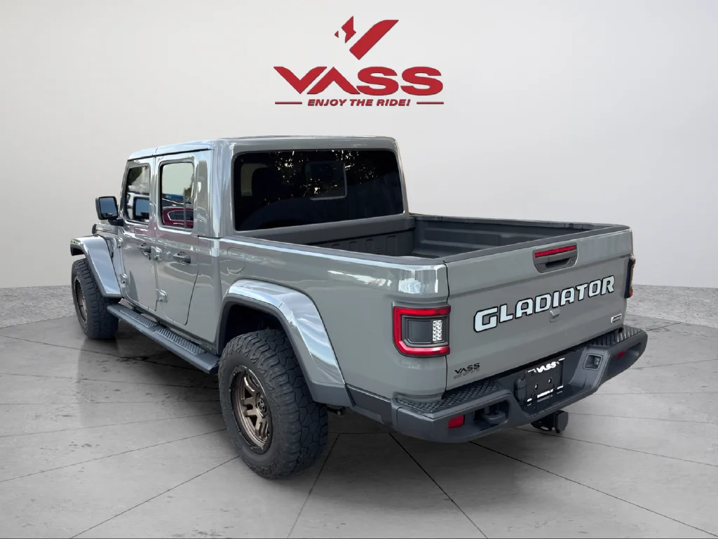 Used 2021 Gray Clearcoat Jeep Overland image 3