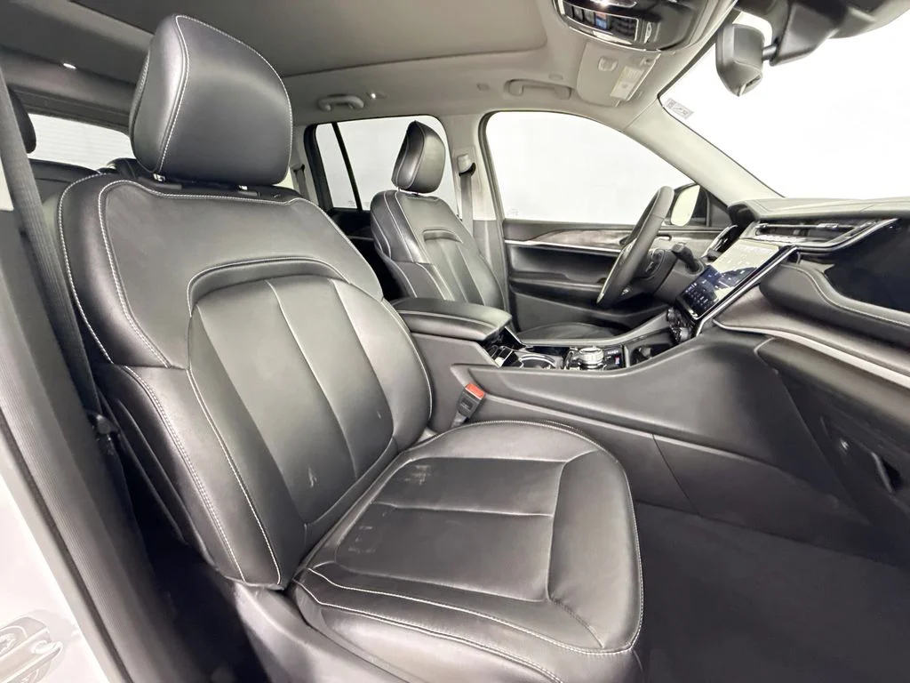 Used 2022 White Jeep 4xe image 27