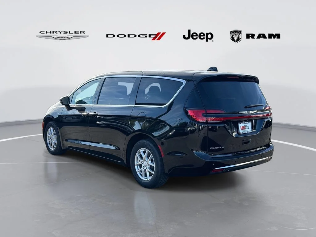New 2026 Diamond Black Crystal Pearl-Coat Exterior Paint Chrysler Select image 4