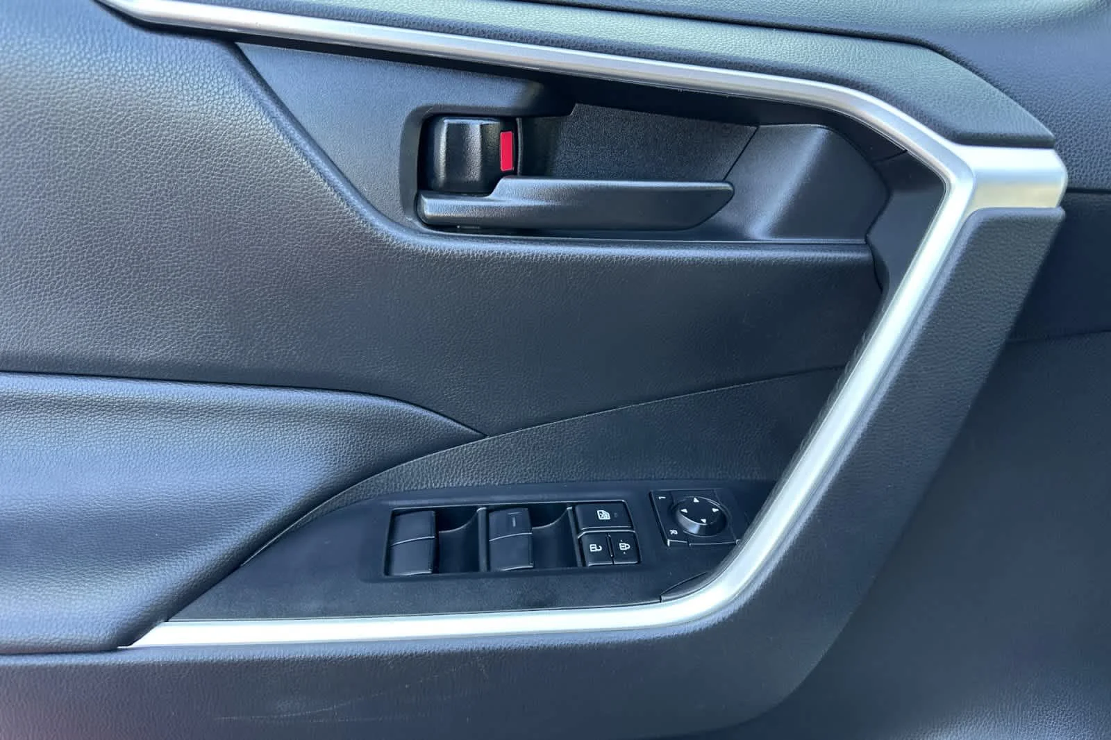 Certified Used 2025 Ice Toyota LE image 12