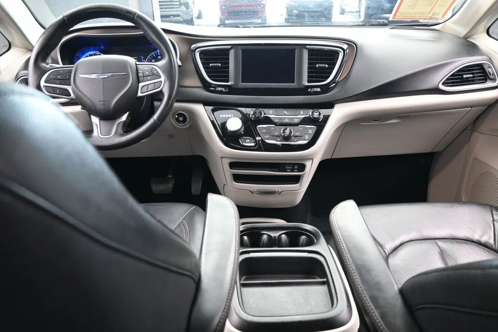 Used 2019 Granite Crystal Metallic Clearcoat Chrysler Touring L image 41