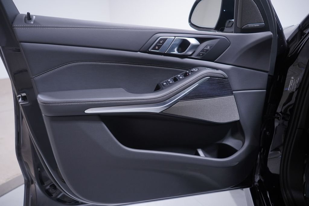 New 2026 Carbon Black Metallic BMW sDrive40i image 10