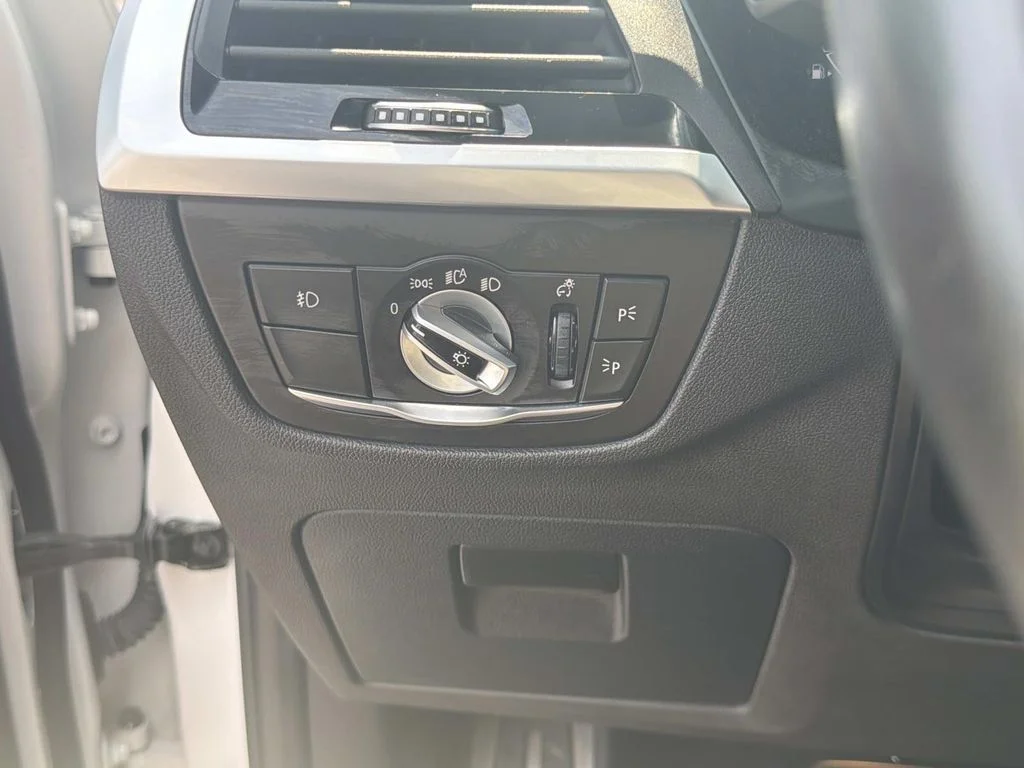 Used 2021 White BMW xDrive30i image 11