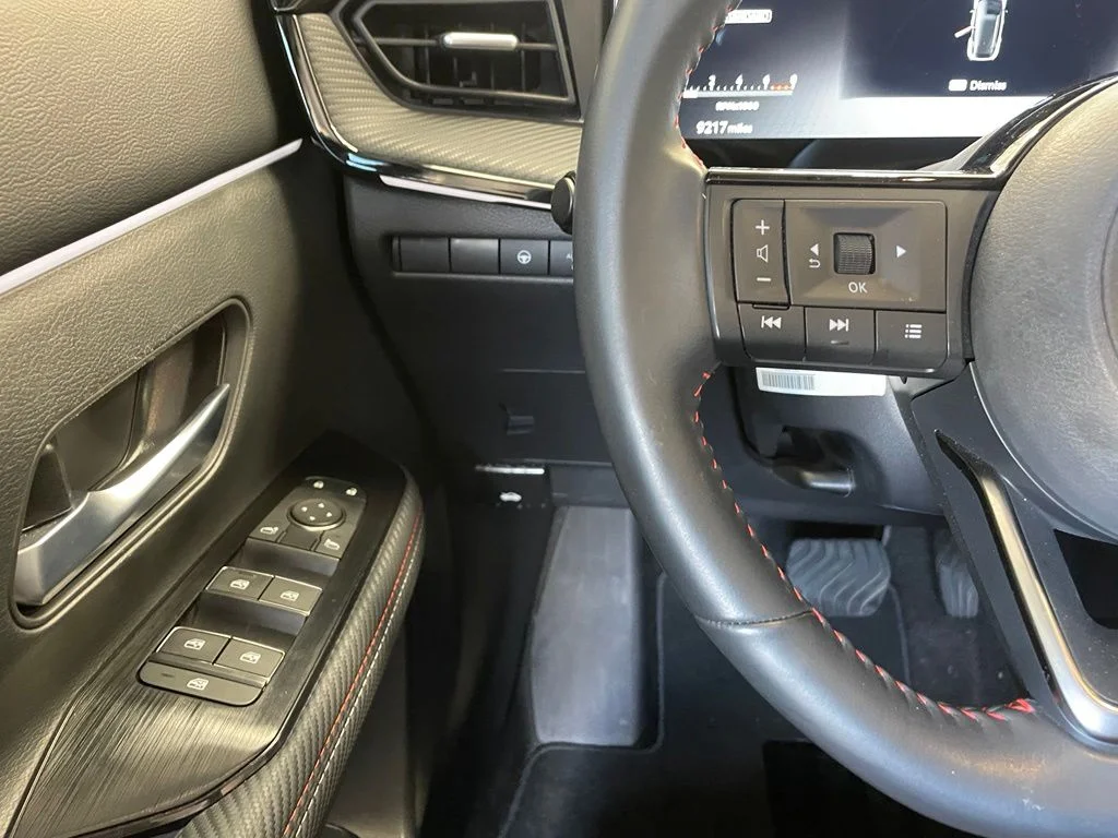 Used 2025 White Nissan SR image 12