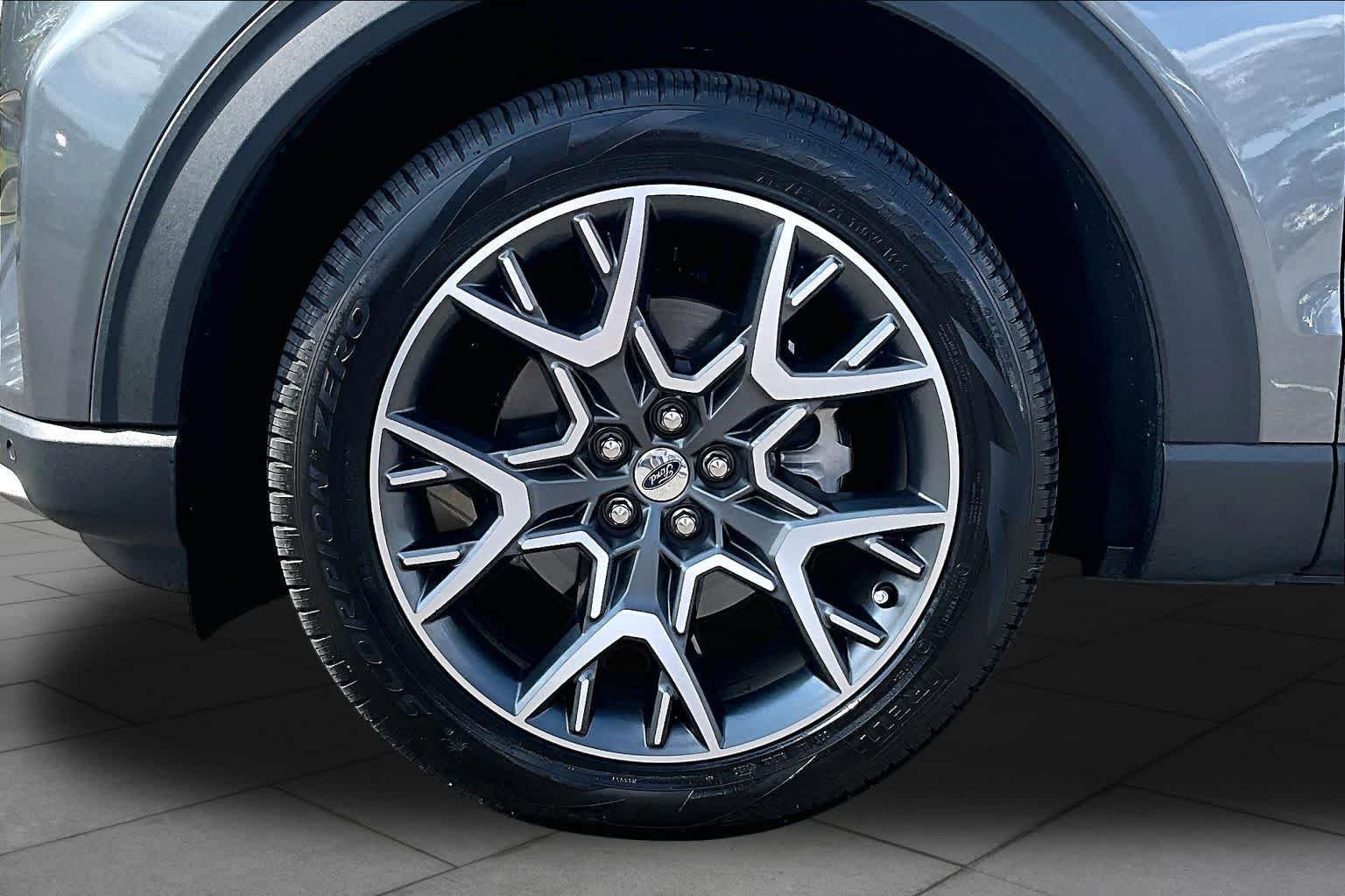 Used 2025 Carbonized Gray Metallic Ford Platinum image 11