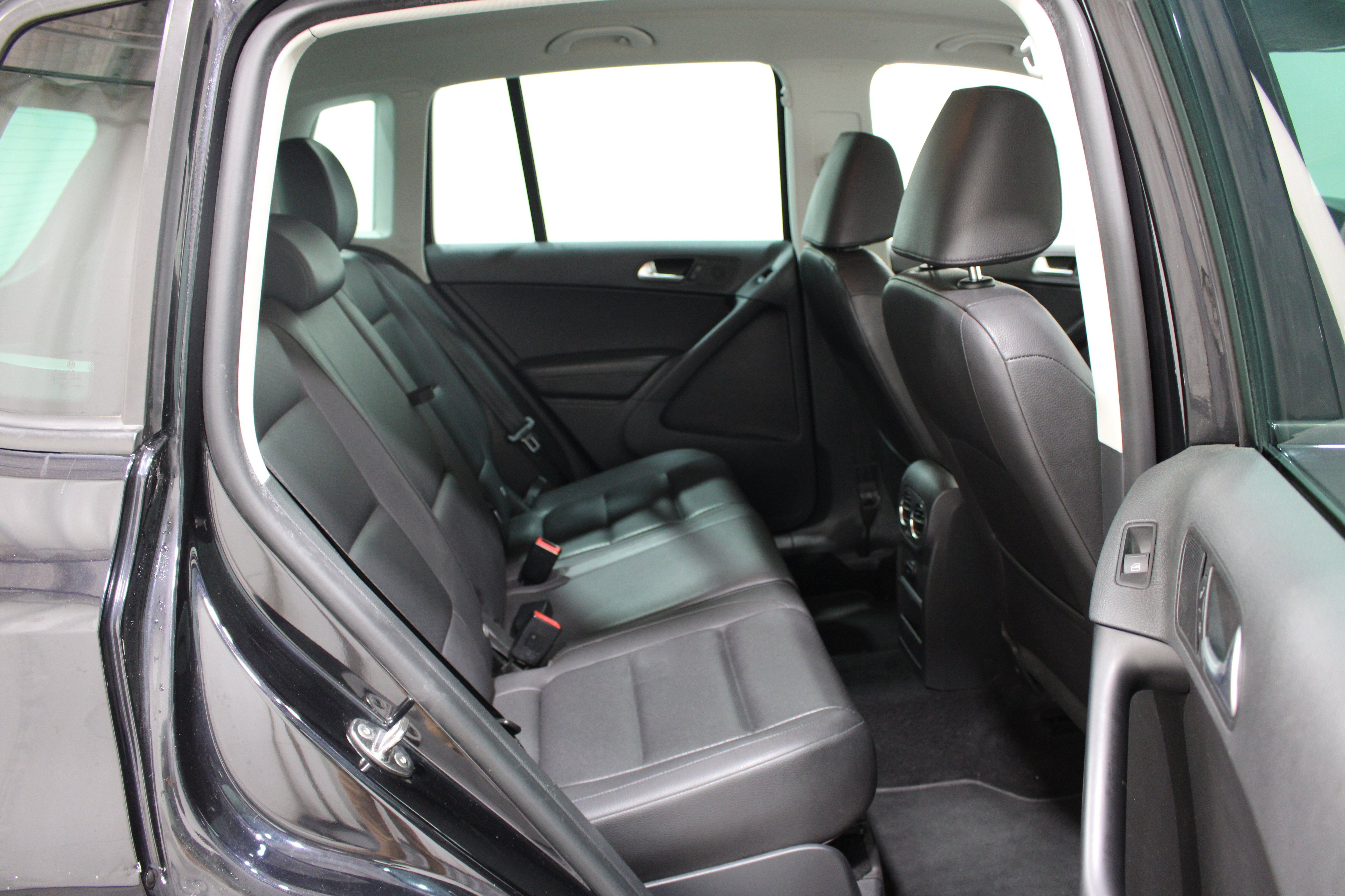 Used 2014 Deep Black Pearl Volkswagen SE image 19