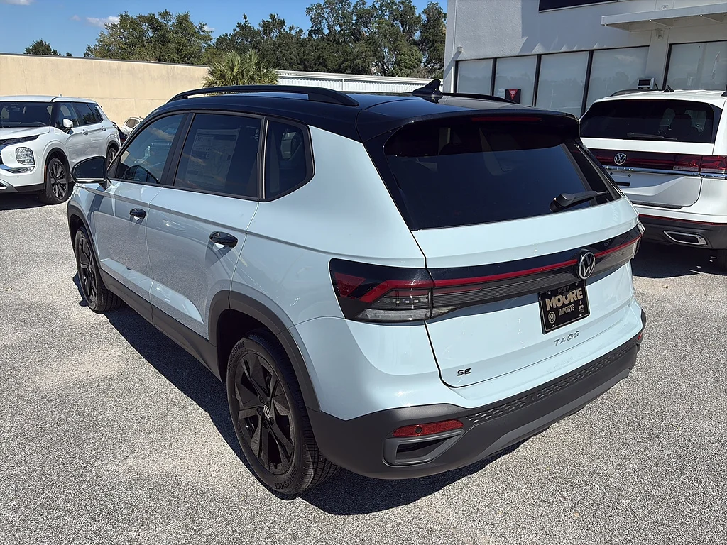 New 2027 Monument Gray w/ Deep Black Roof Volkswagen SE Black FWD image 4