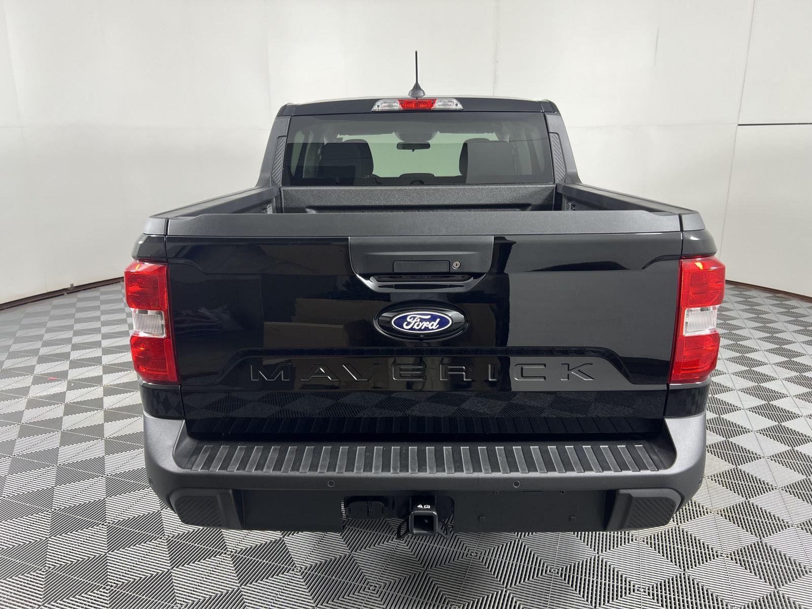 Used 2025 Shadow Black Ford XLT image 9