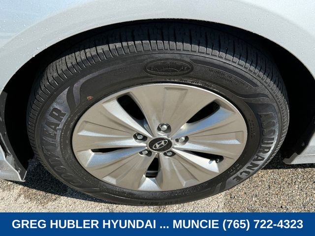 Used 2019 Silver Hyundai SE image 10