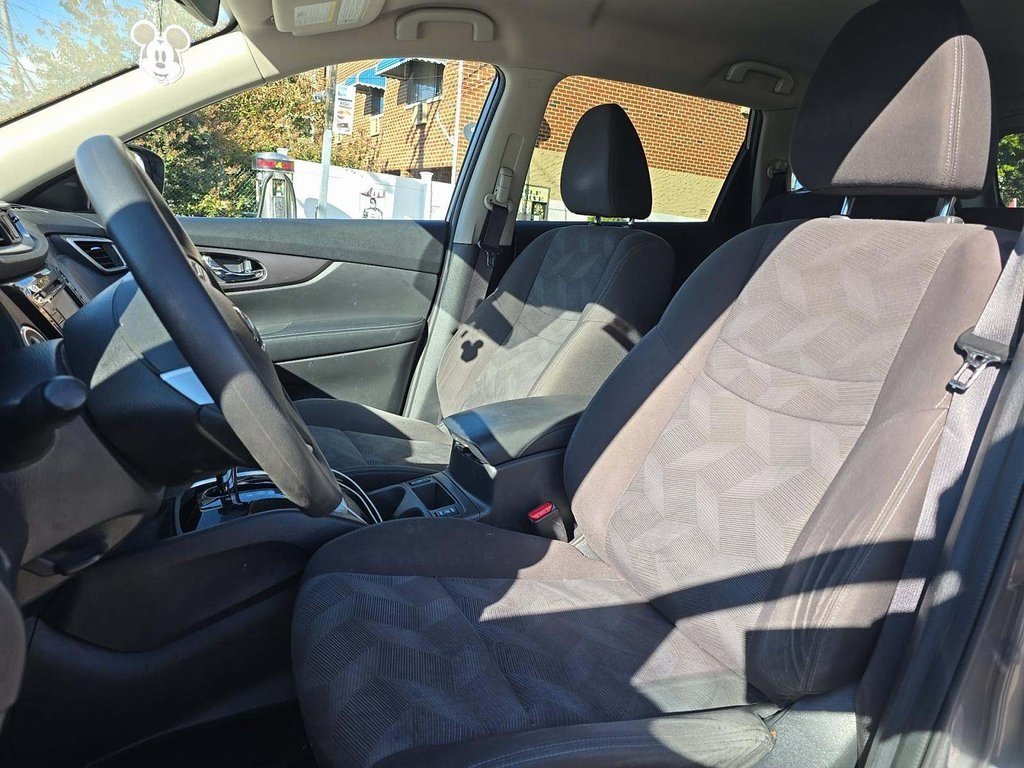 2016 Nissan Rogue SV photo 2