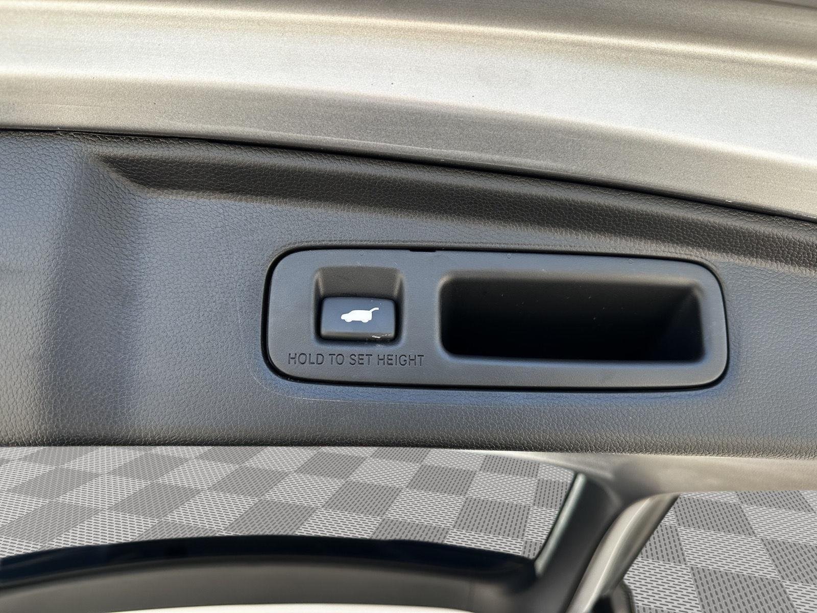 Used 2023 Lunar Silver Metallic Honda EX-L image 24