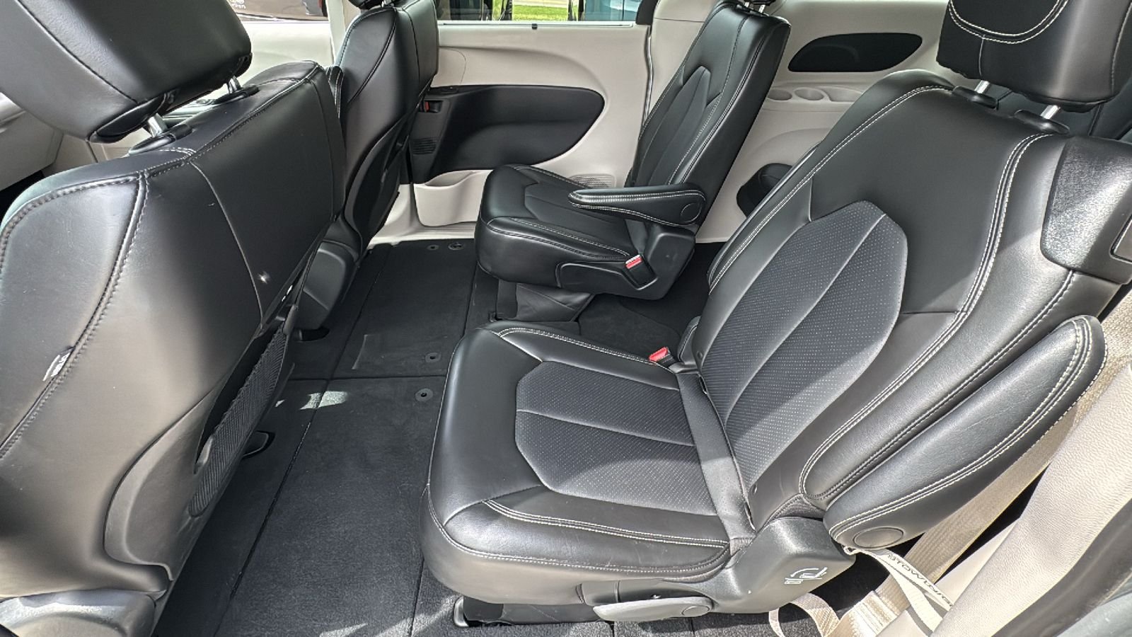 Used 2024 Silver Chrysler Touring L image 29