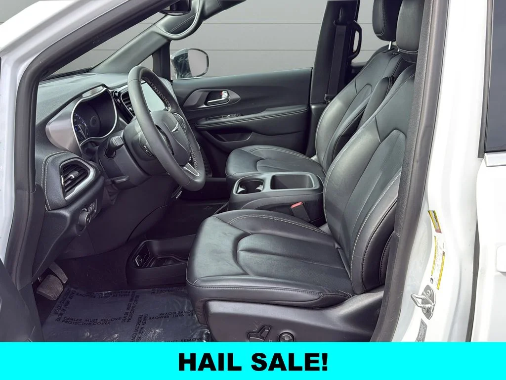 Used 2025 White Chrysler Select image 10