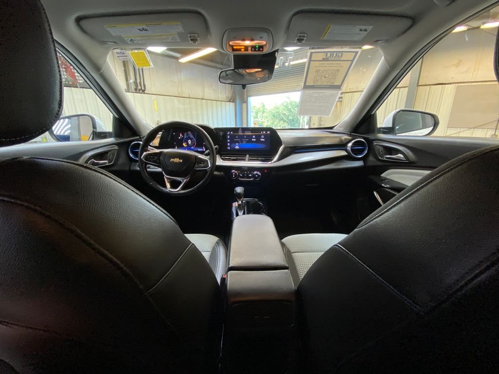 Used 2025 White Chevrolet LT image 18
