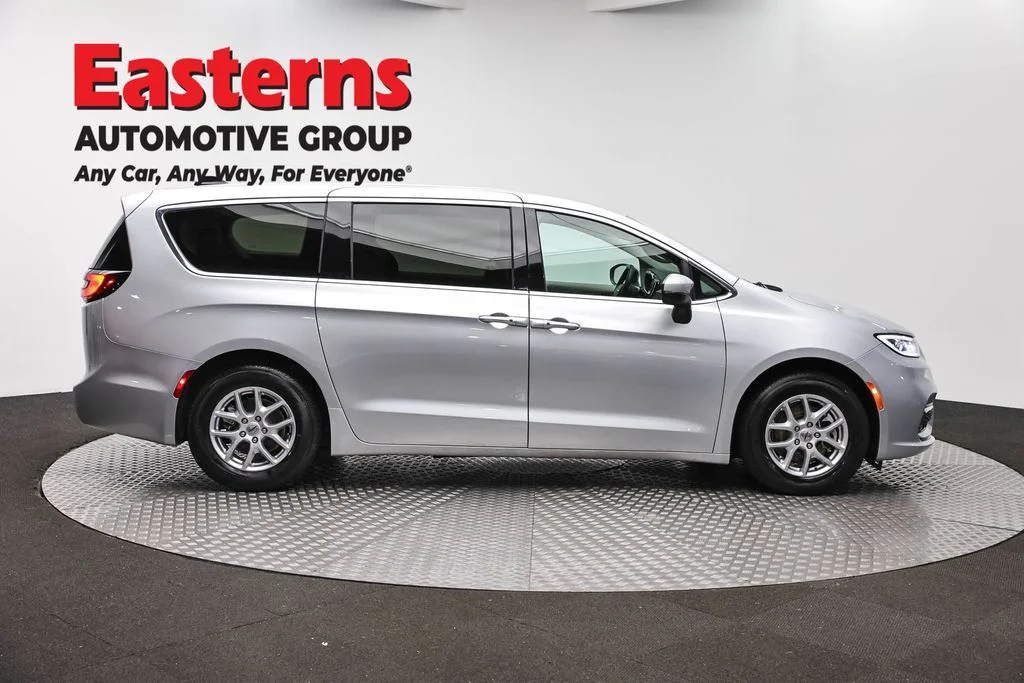 Used 2023 Silver Chrysler Touring L image 4