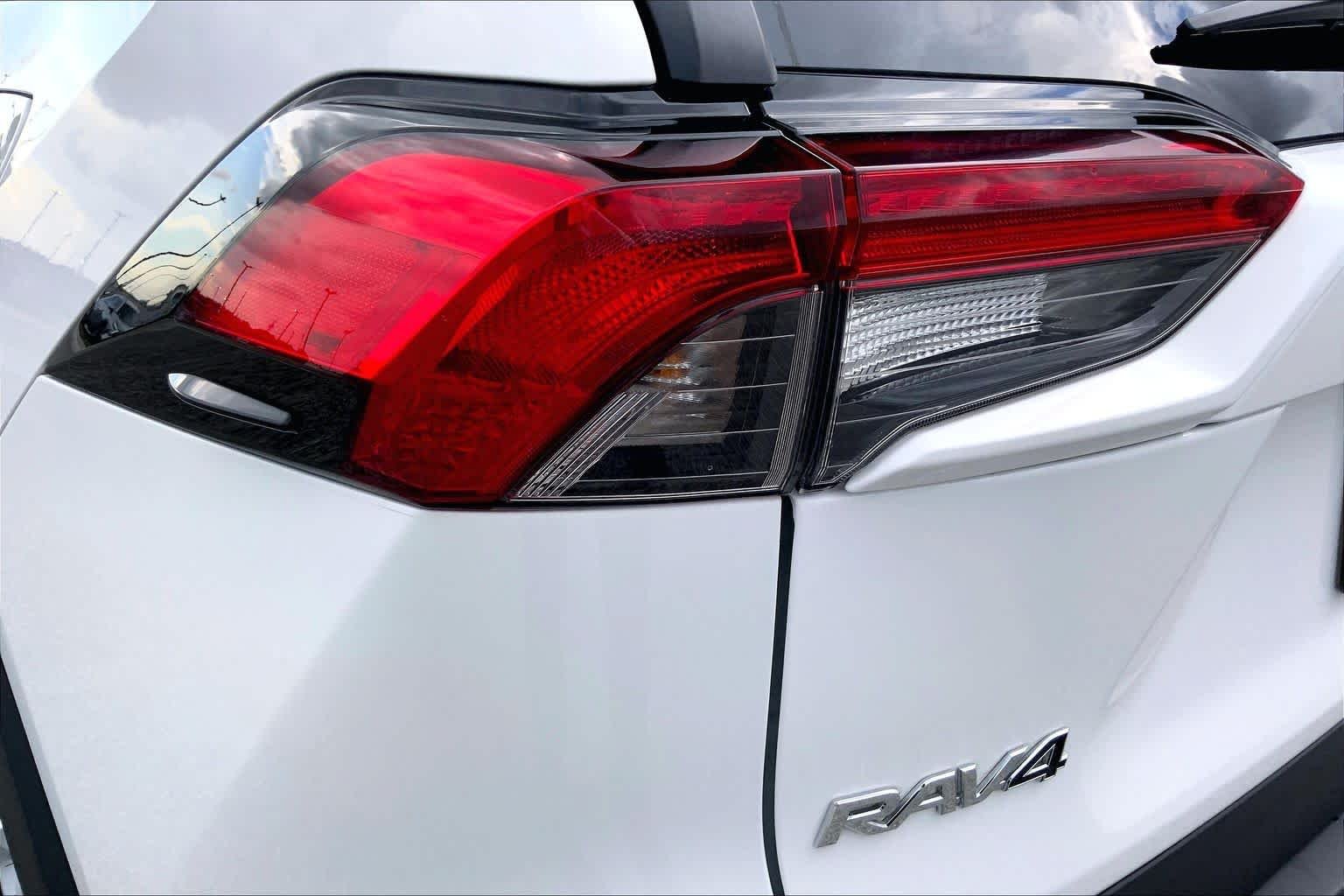 Used 2025 Ice Cap Toyota LE image 28