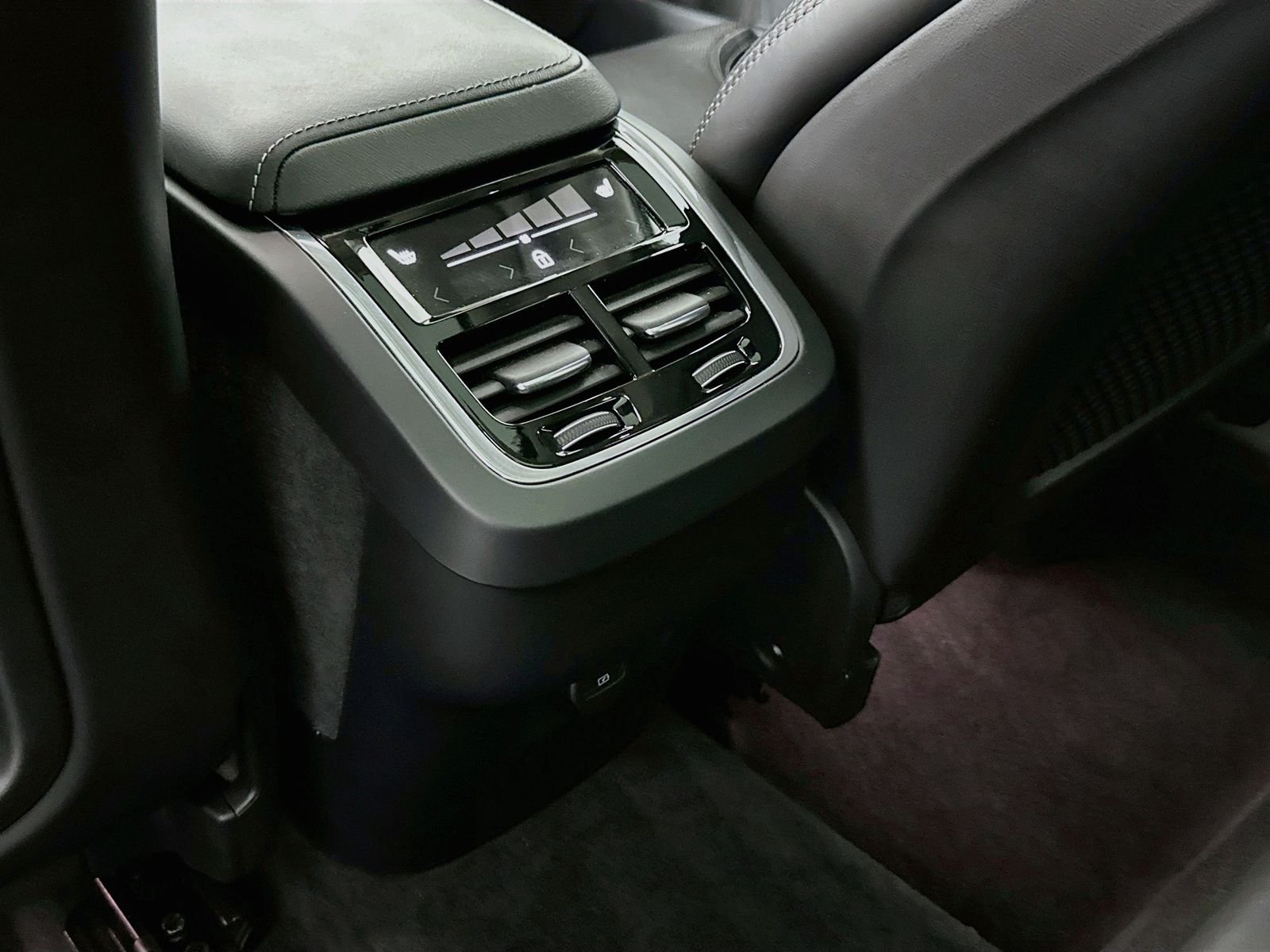 Used 2023 Crystal White Metallic Volvo B6 Ultimate Dark Theme image 27