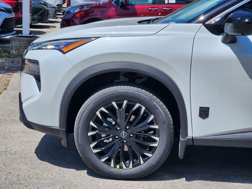 New 2026 Everest White Pearl TriCoat Nissan Dark Armor™ image 9
