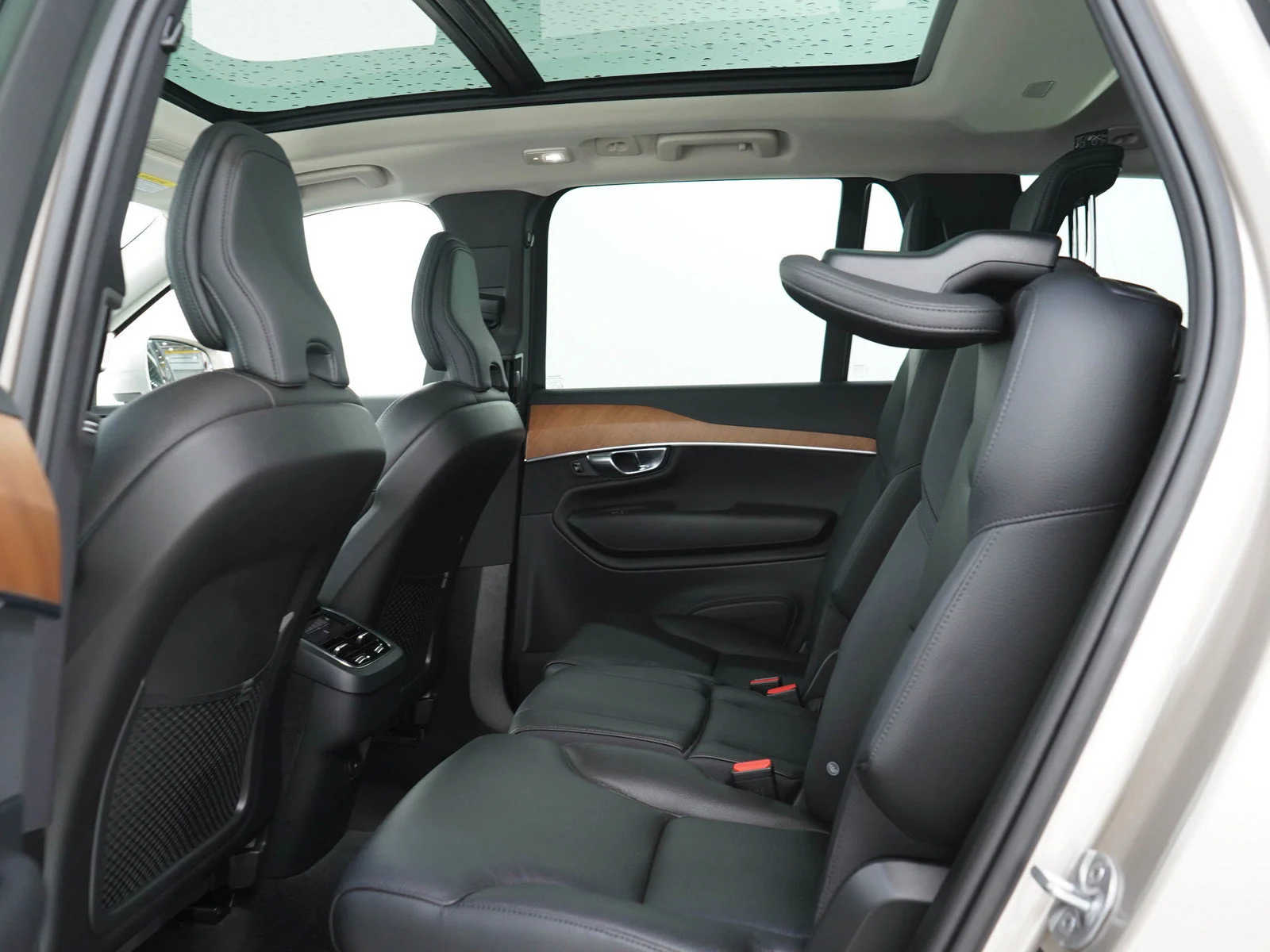 Used 2023 Dusk Metallic Volvo Plus image 16