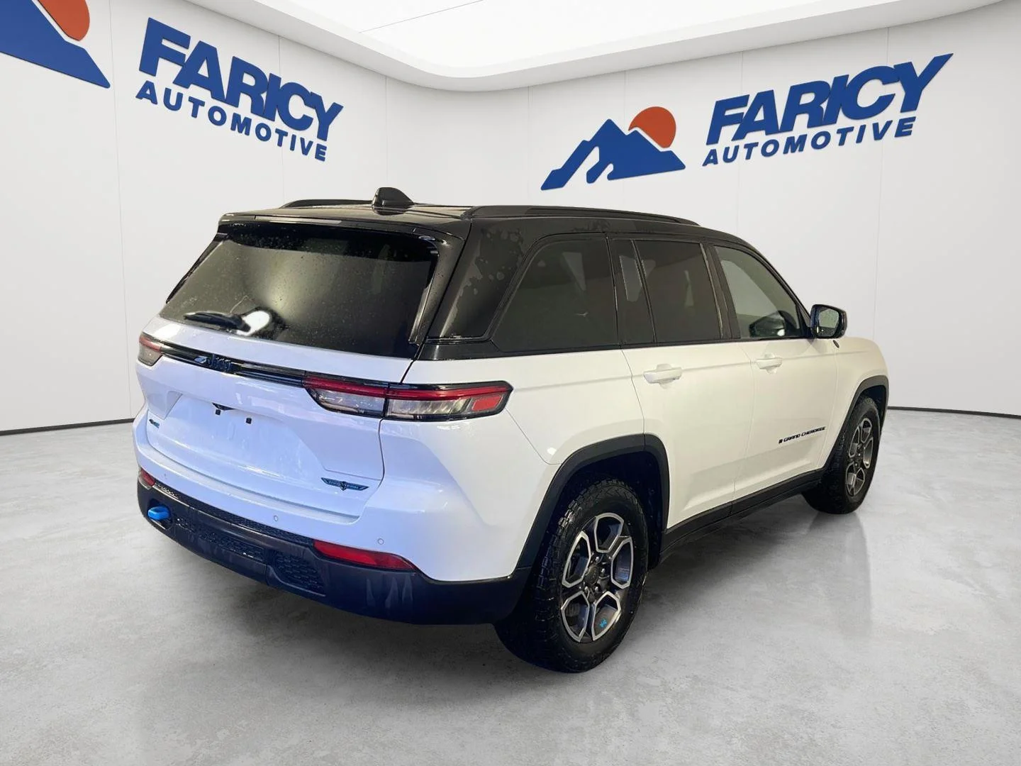 Used 2024 Bright White Clearcoat Jeep Trailhawk image 6