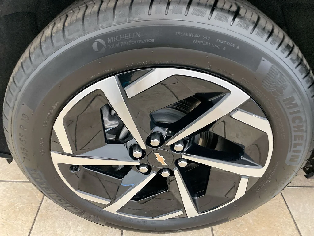 Used 2025 Summit White Chevrolet LT image 31