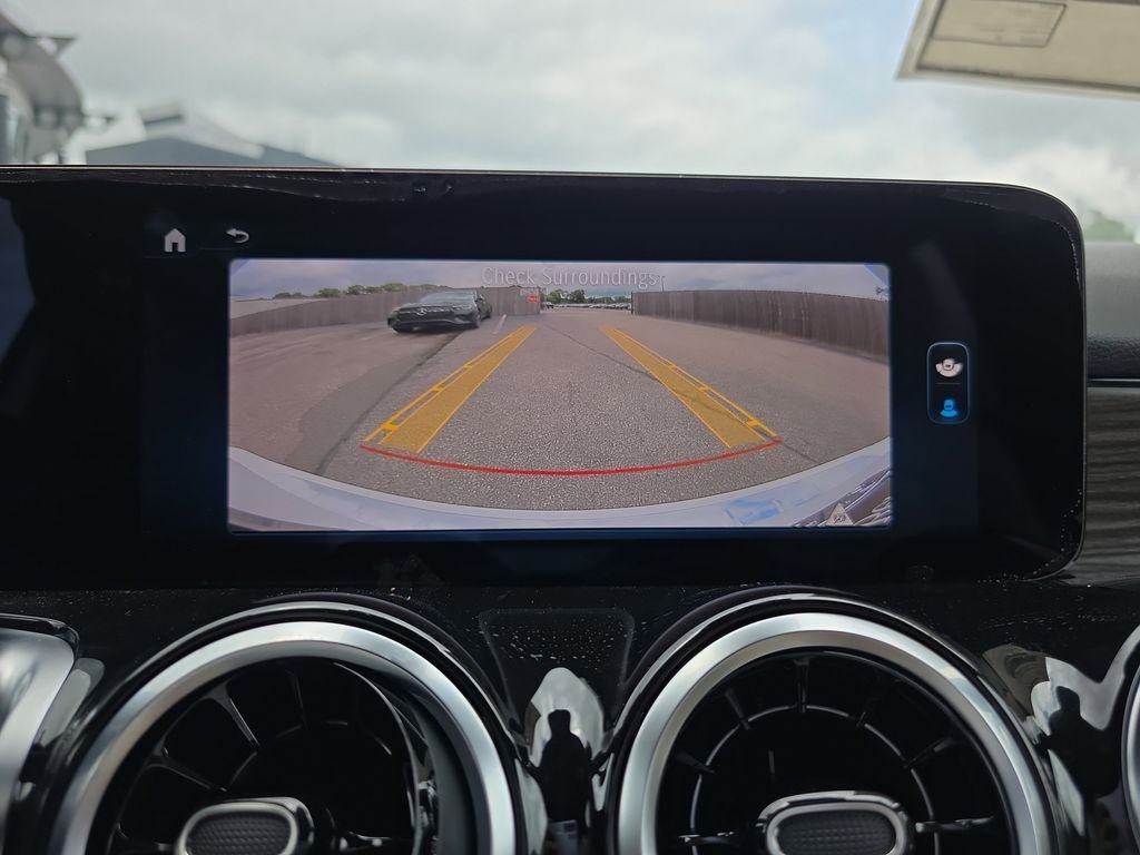 New 2026 White Mercedes-Benz GLB 250 image 22