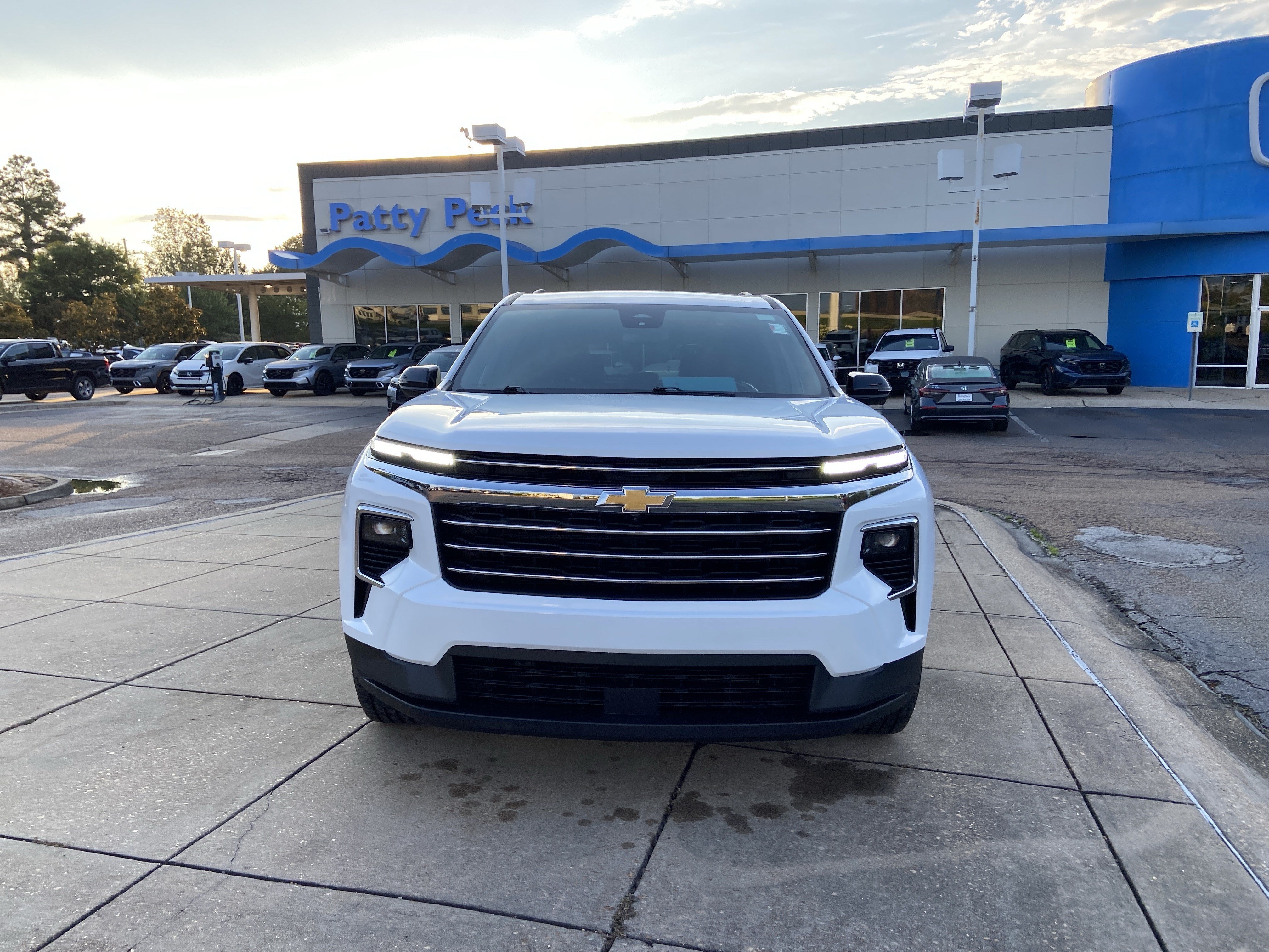 Used 2024 Summit White Chevrolet FWD LT image 3
