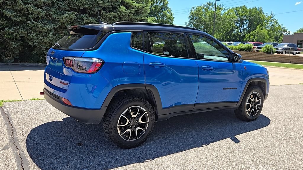 Used 2025 Hydro Blue Pearlcoat Jeep Trailhawk image 37