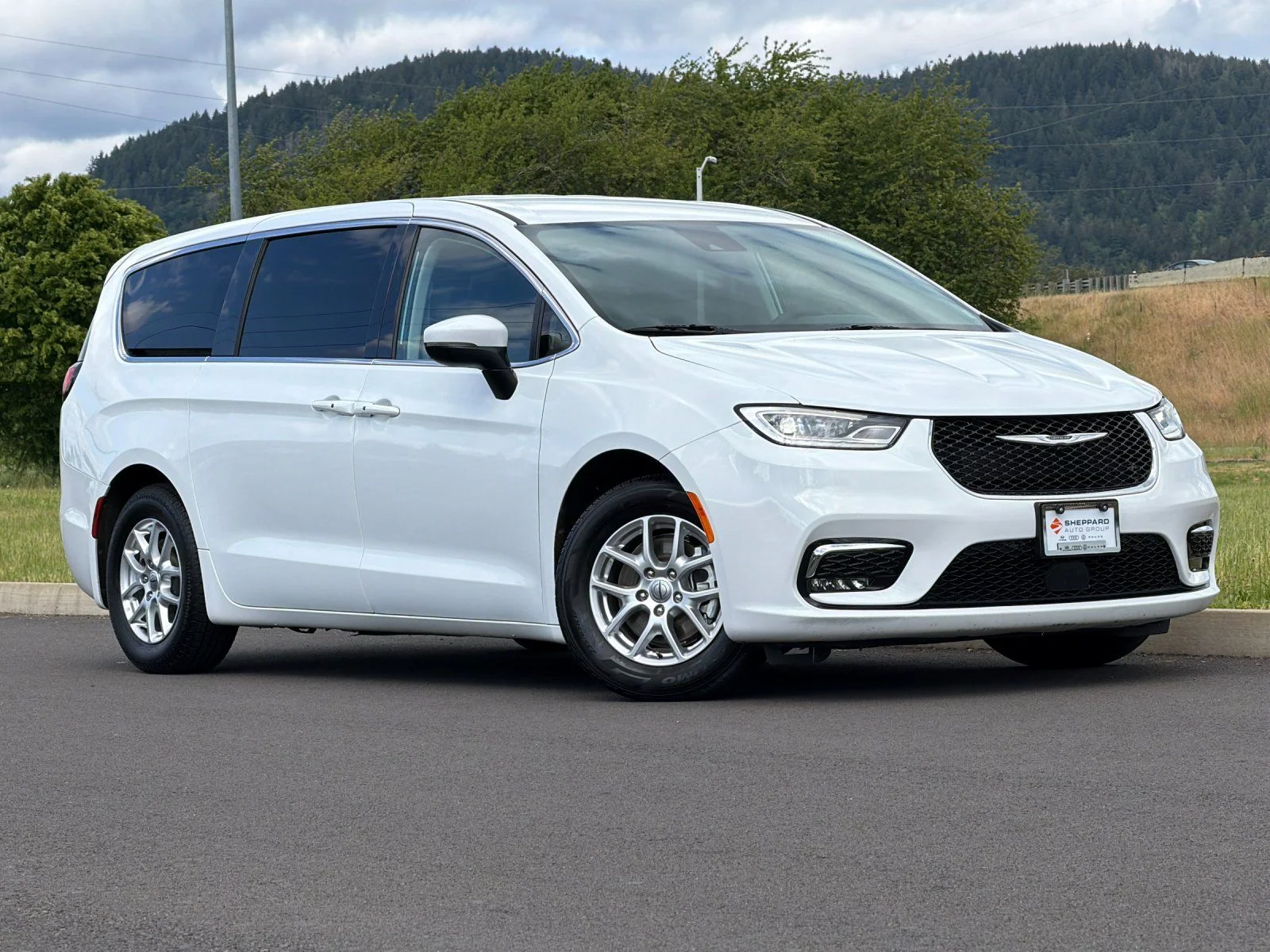Used 2023 White Chrysler Touring L image 1