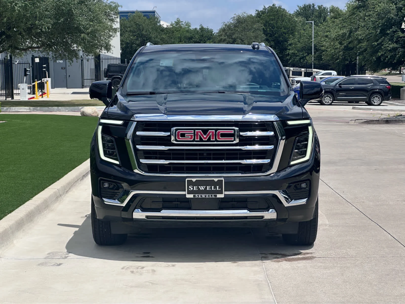 Used 2025 Onyx Black GMC Elevation image 2