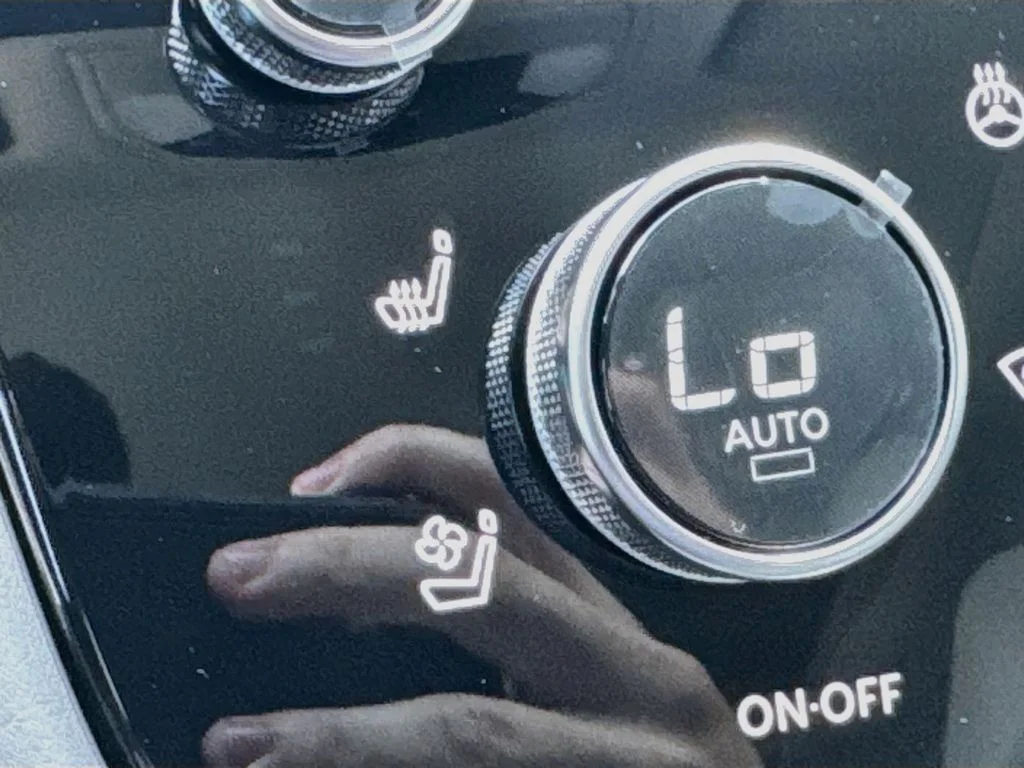 New 2027 MINERAL BLACK INFINITI Luxe FWD image 21