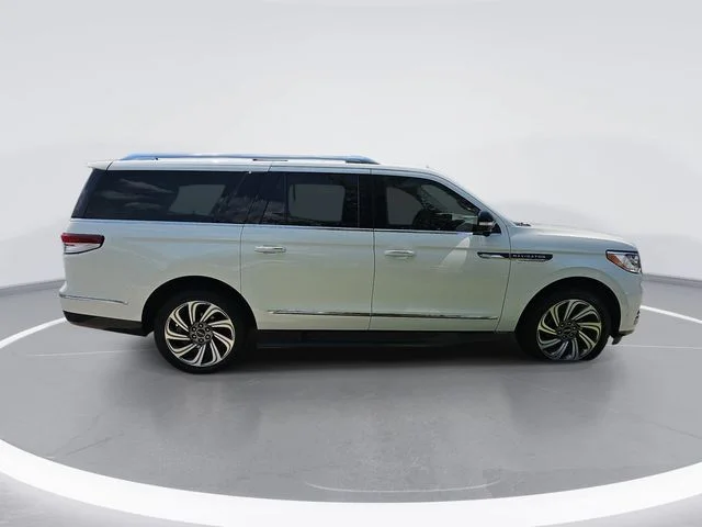 Used 2022 White Lincoln Reserve image 2