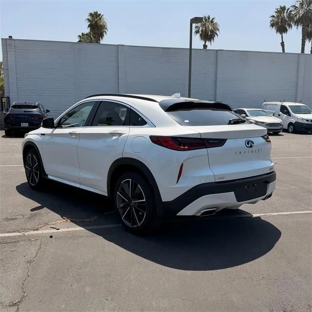 Used 2025 White INFINITI LUXE image 5