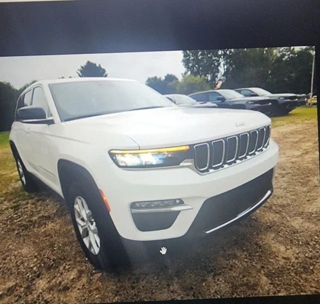 Used 2023 White/off-white Jeep Limited image 1