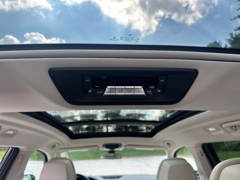 Used 2021 White BMW xDrive40i image 39
