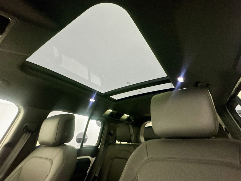 New 2026 Fuji White Land Rover X-Dynamic SE image 20
