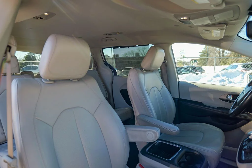 Used 2021 Bright White Clearcoat Chrysler Touring L image 30
